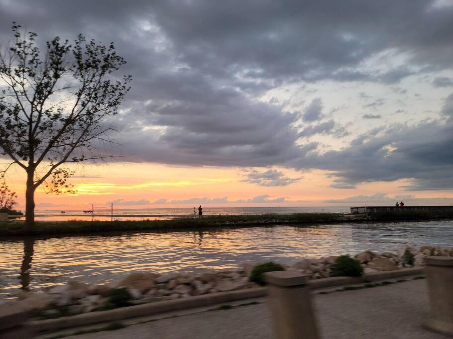 Belle River 2 Bedroom Getaway On The River/Close To Marina מראה חיצוני תמונה
