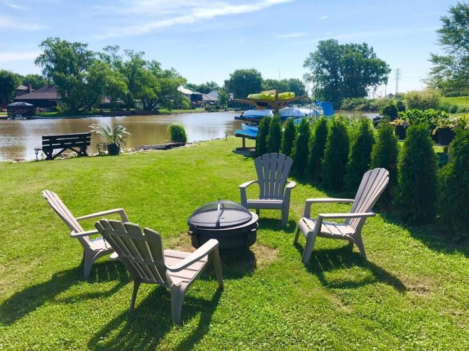 Belle River 2 Bedroom Getaway On The River/Close To Marina מראה חיצוני תמונה