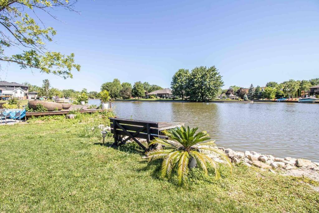 Belle River 2 Bedroom Getaway On The River/Close To Marina מראה חיצוני תמונה
